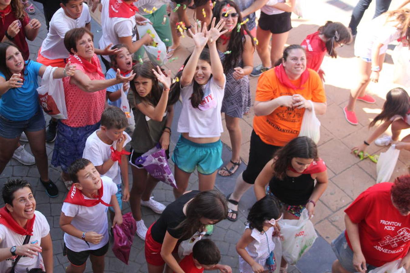 Arranque de las fiestas de Arnedillo en honor a la Virgen de las Nieves con el chupinazo, el pasacalles, la caramelada...