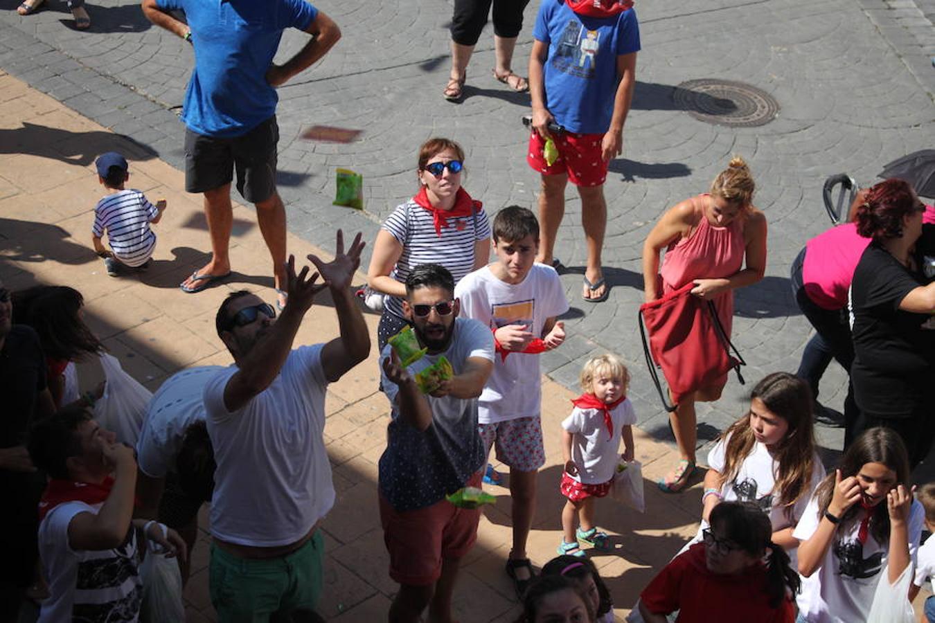 Arranque de las fiestas de Arnedillo en honor a la Virgen de las Nieves con el chupinazo, el pasacalles, la caramelada...