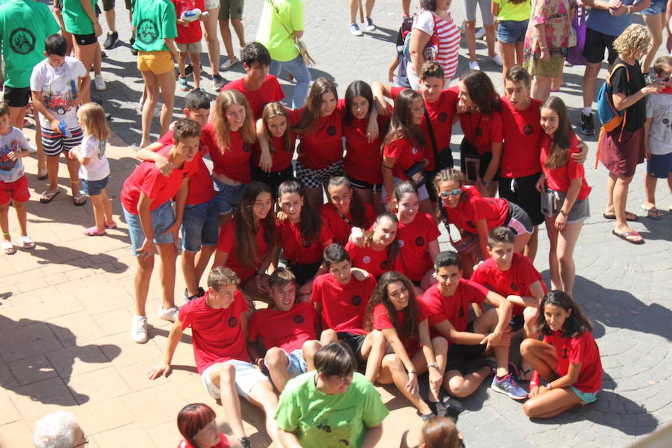 Arranque de las fiestas de Arnedillo en honor a la Virgen de las Nieves con el chupinazo, el pasacalles, la caramelada...