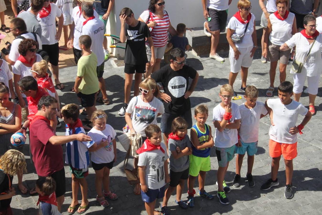 Arranque de las fiestas de Arnedillo en honor a la Virgen de las Nieves con el chupinazo, el pasacalles, la caramelada...
