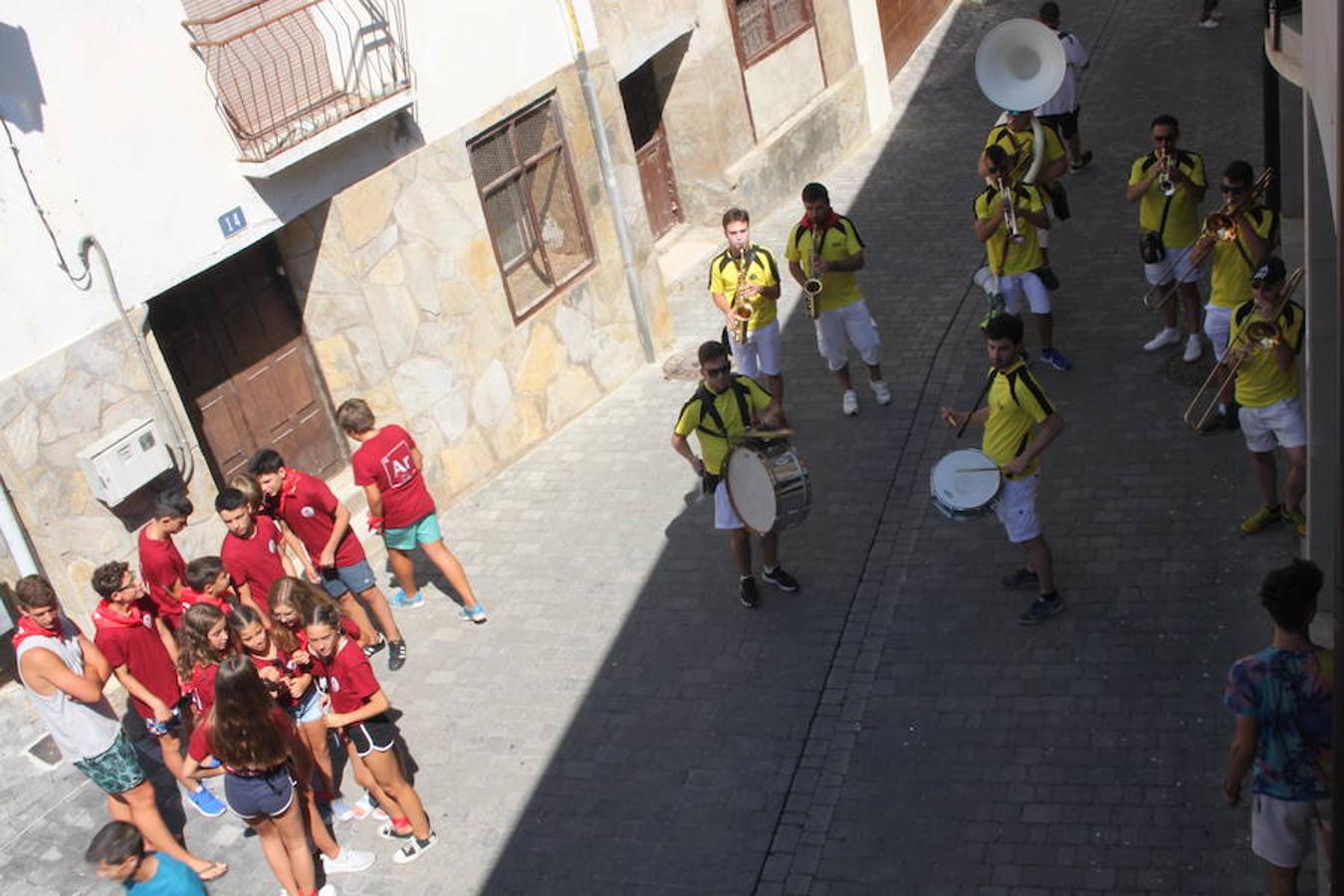 Arranque de las fiestas de Arnedillo en honor a la Virgen de las Nieves con el chupinazo, el pasacalles, la caramelada...