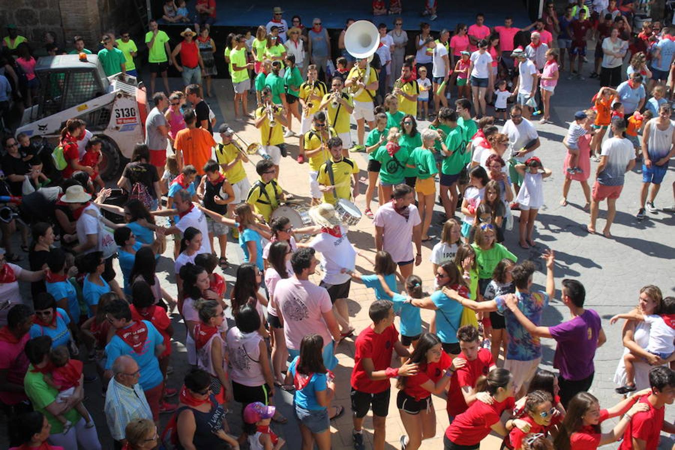 Arranque de las fiestas de Arnedillo en honor a la Virgen de las Nieves con el chupinazo, el pasacalles, la caramelada...