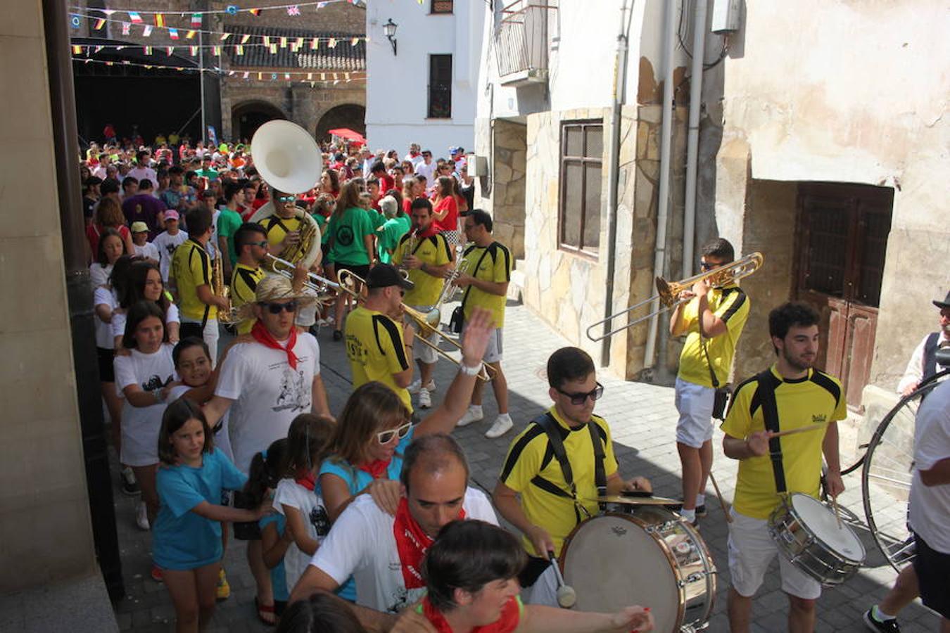 Arranque de las fiestas de Arnedillo en honor a la Virgen de las Nieves con el chupinazo, el pasacalles, la caramelada...