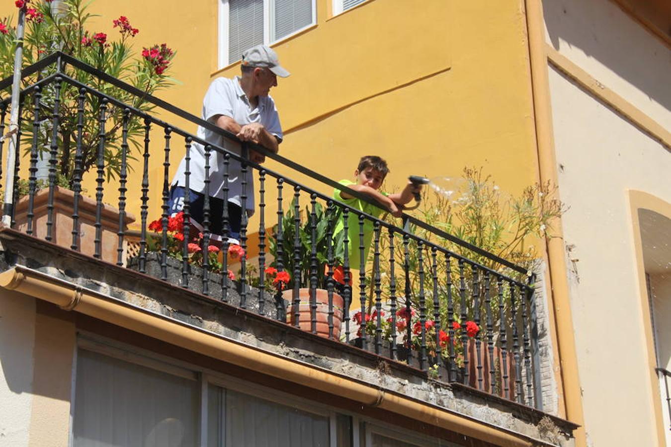 Arranque de las fiestas de Arnedillo en honor a la Virgen de las Nieves con el chupinazo, el pasacalles, la caramelada...