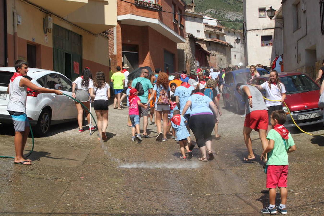 Arranque de las fiestas de Arnedillo en honor a la Virgen de las Nieves con el chupinazo, el pasacalles, la caramelada...
