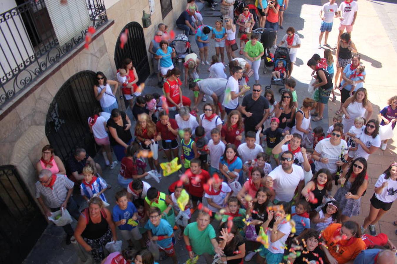 Arranque de las fiestas de Arnedillo en honor a la Virgen de las Nieves con el chupinazo, el pasacalles, la caramelada...
