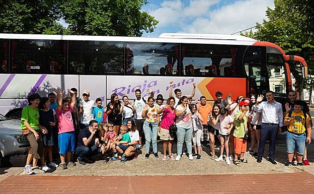 Los jóvenes preparados para montarse al autobús que les ha llevado a Alfaro 