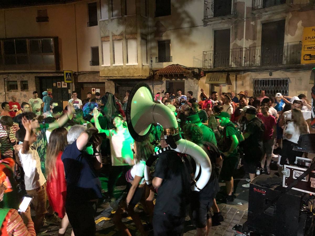 Carroza por la igualdad y la noche de los disfraces,