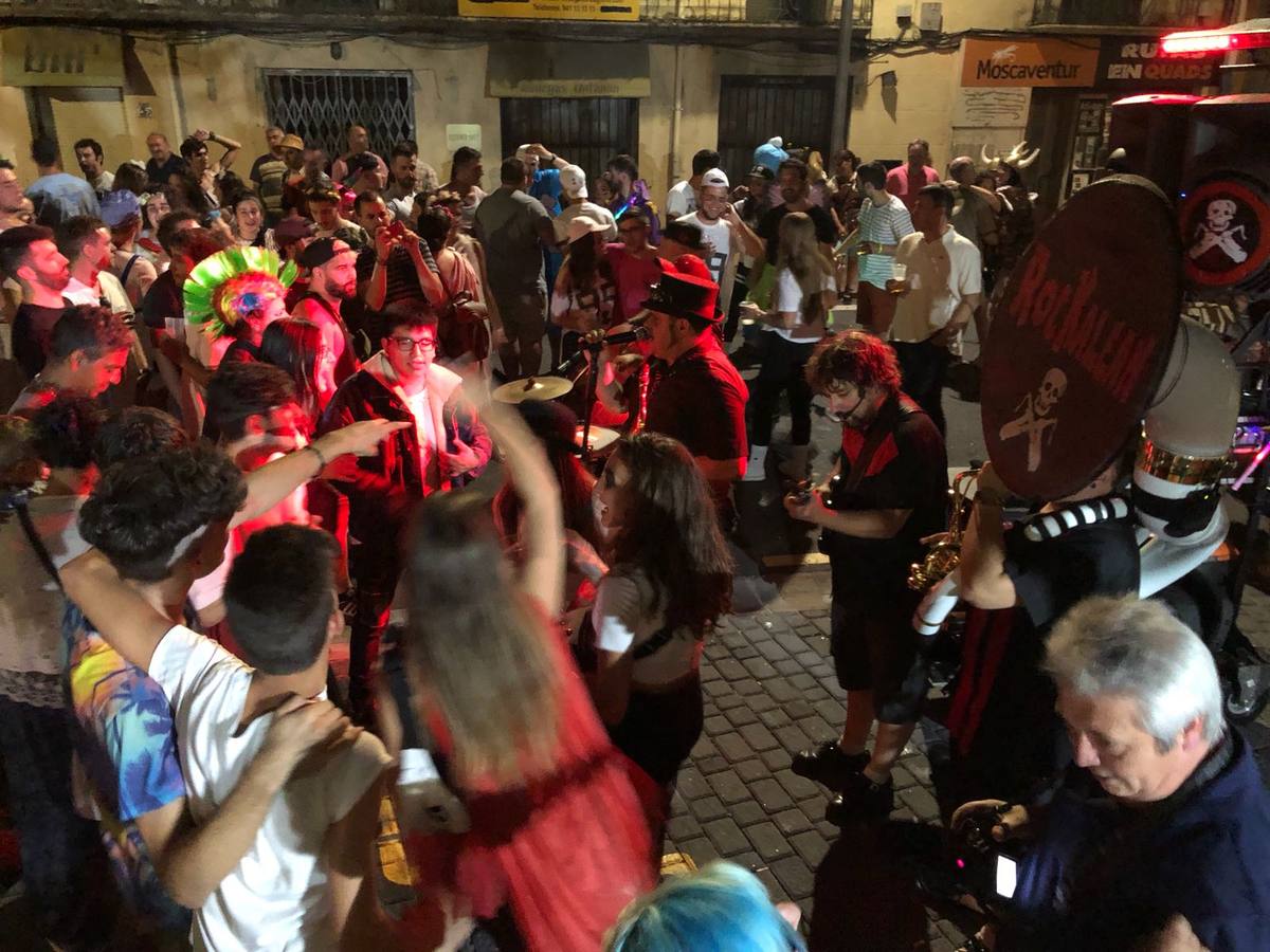 Carroza por la igualdad y la noche de los disfraces,