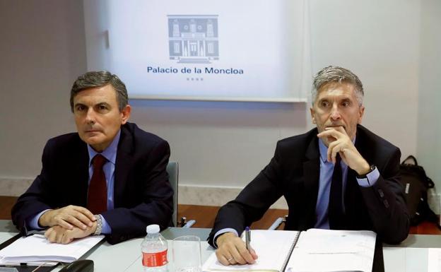 El titular de Interior, Fernando Grande- Marlaska (d) y el secretario de Estado de Infraestructuras, Pedro Saura.