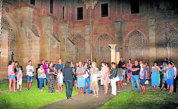 Imagen principal - Foto superiro: El Claustro de los Caballeros. La guía del monasterio ofrece las últimas explicaciones a los visitantes antes de compartir todos un vinito con su aperitivo. | Foto izquierda: Todo es posible en el monasterio. Foto derecha: Soldado francés que ocupó el cenobio. 