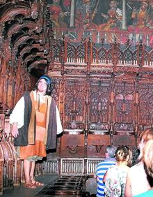 Imagen secundaria 2 - Foto superior: Visitante singular. La señora se suma a la visita y se convierte en protagonista. | Foto izquierda: Escena junto a la tapa románica del sepulcro de doña Blanca de Navarra. | Foto derecha: Coro alto. Una de las maravillas del monasterio, la sillería del coro. 