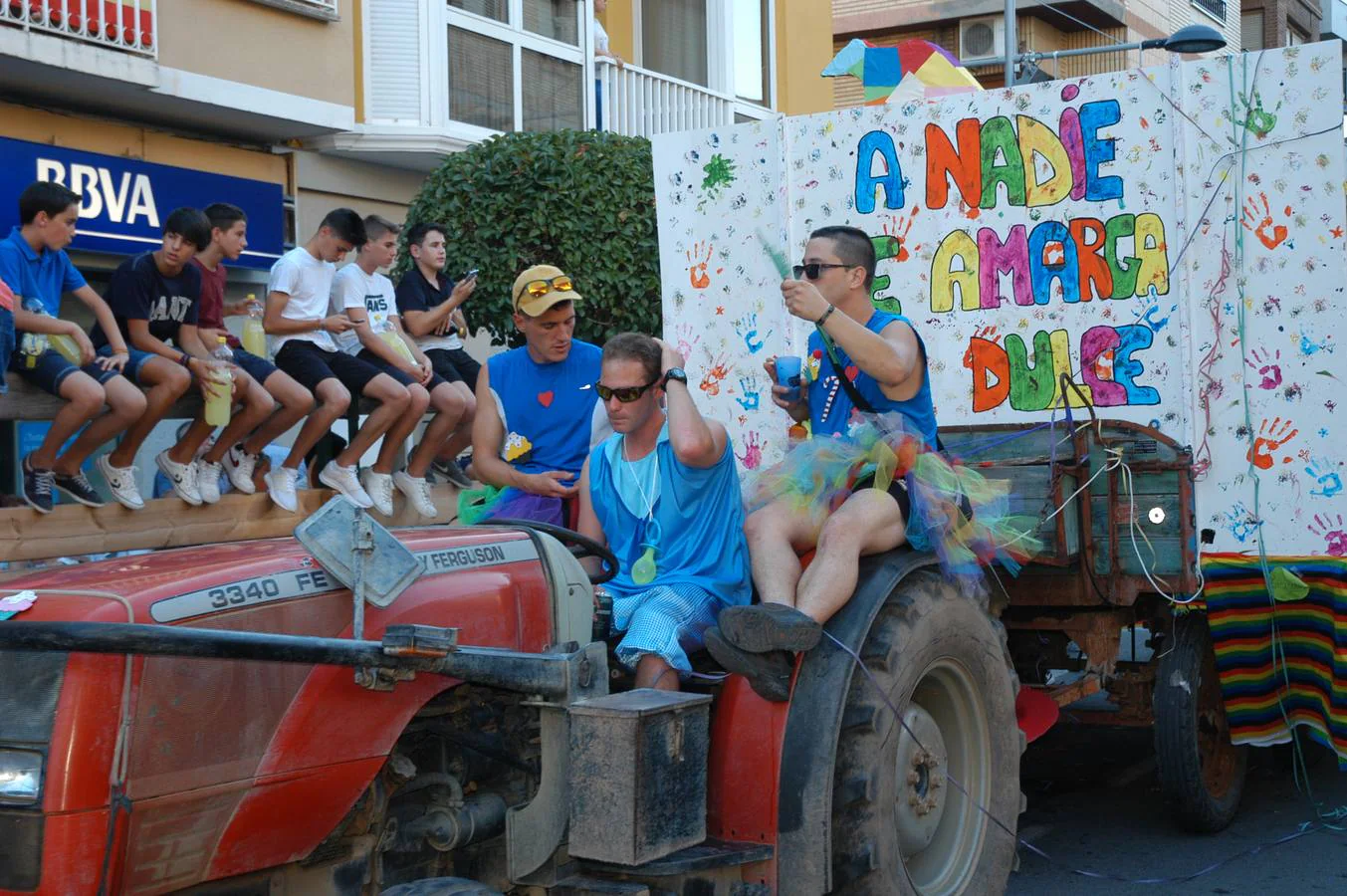 Divertidas y sorprendentes carrozas en las fiestas de Rincón de Soto.