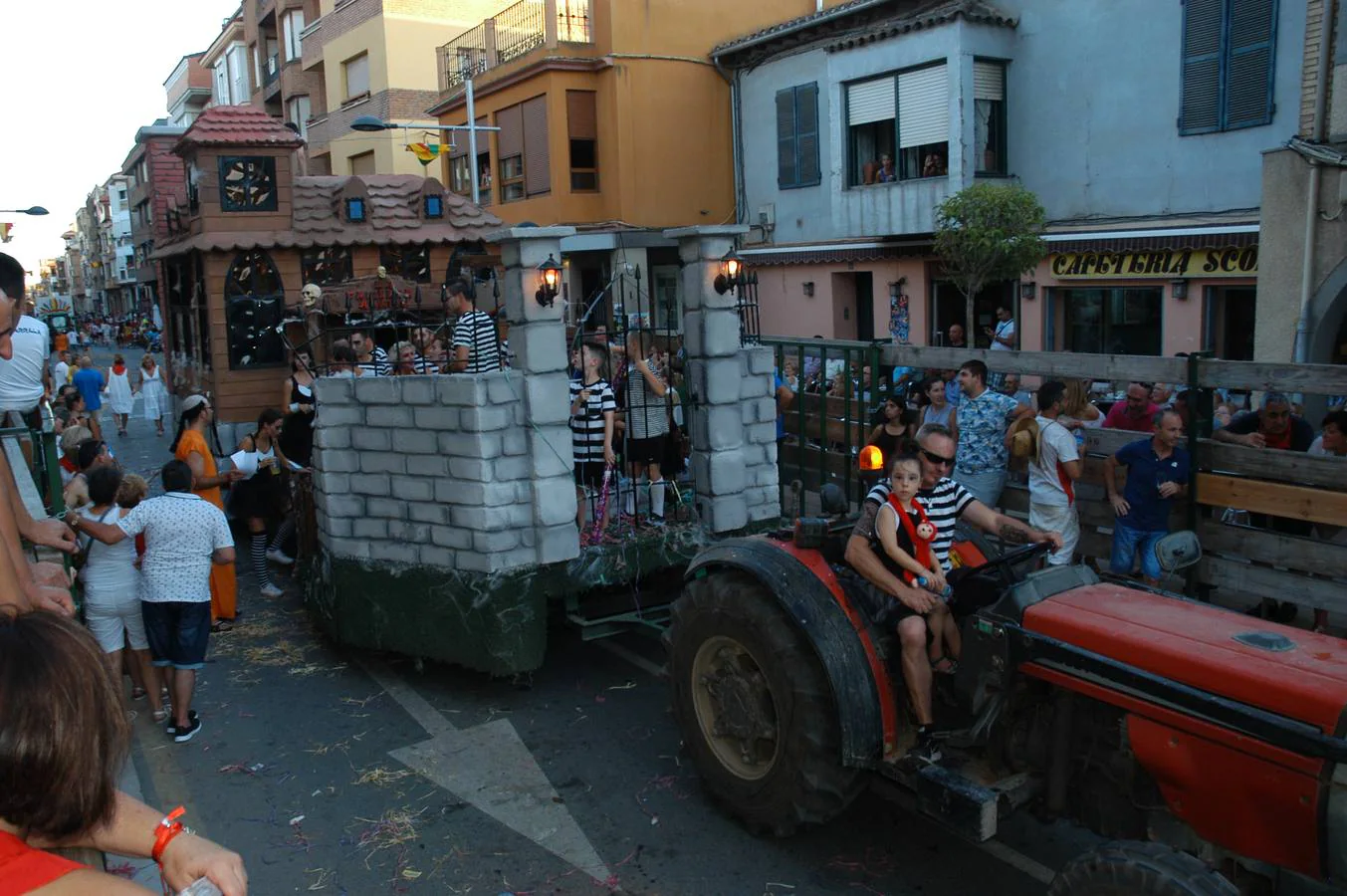 Divertidas y sorprendentes carrozas en las fiestas de Rincón de Soto.