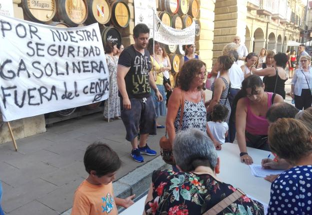 Concentración por el traslado de la estación de servicio