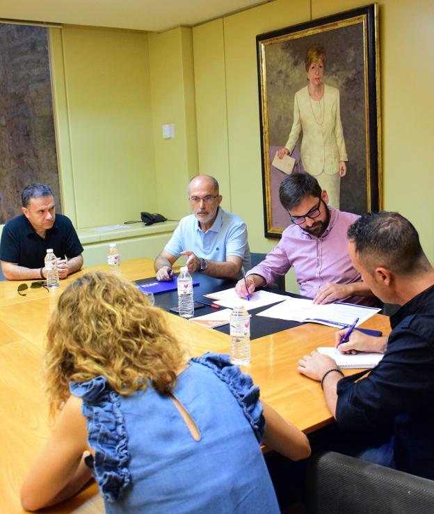 Reunión mantenida ayer en el Parlamento de La Rioja. :: m. herreros