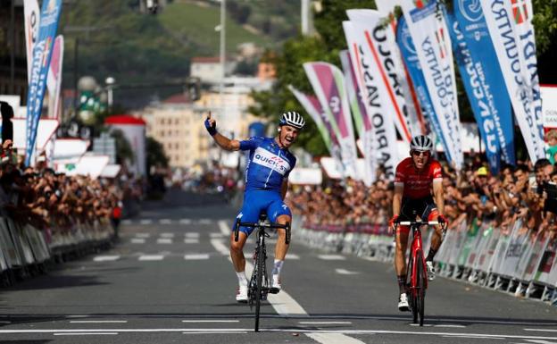 Alaphilippe se impone en la meta al holandés Bauke Mollema. 