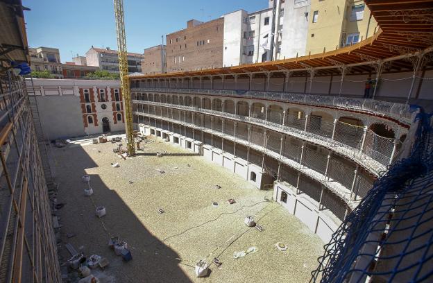 El mítico frontón Beti Jai resurge de los escombros
