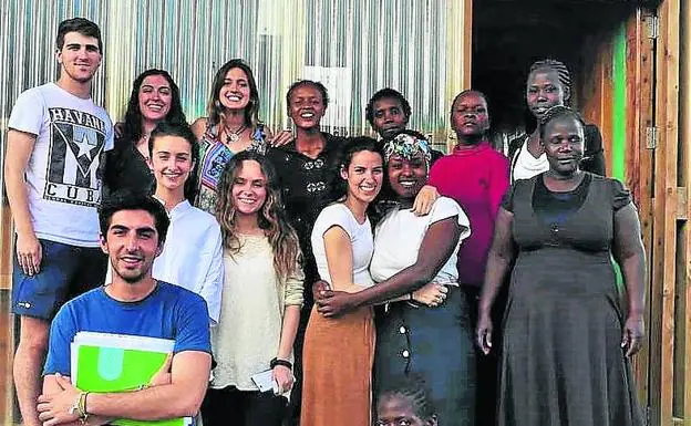 Santiago Mateo, Miguel Marcos y María Herce, en Kenia con algunas de las mujeres a las que ayudan.