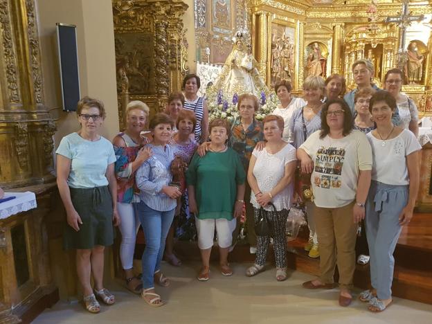 Un grupo de catonas y la alcaldesa con la Virgen de Nieva. :: l.r.