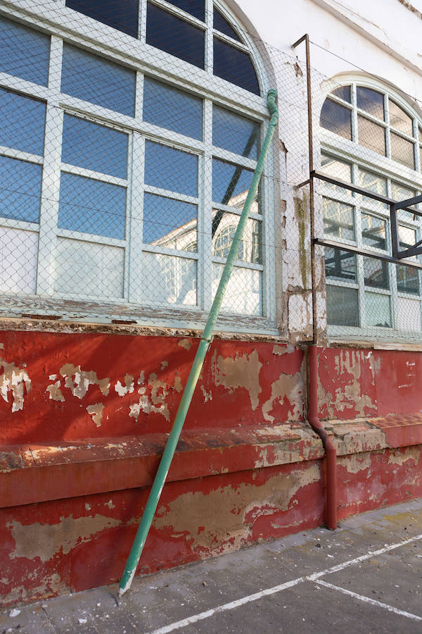 En plena conmemoración del centenario del instituto Sagasta, el emblemático edificio presnta un estado ruinoso después de su cierre y a la espera del inicio de las obras.