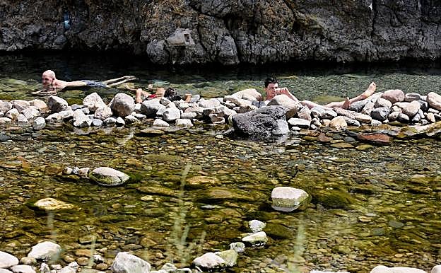 Bañistas, ayer en el río Cidacos, en Arnedillo. :: sonia tercero