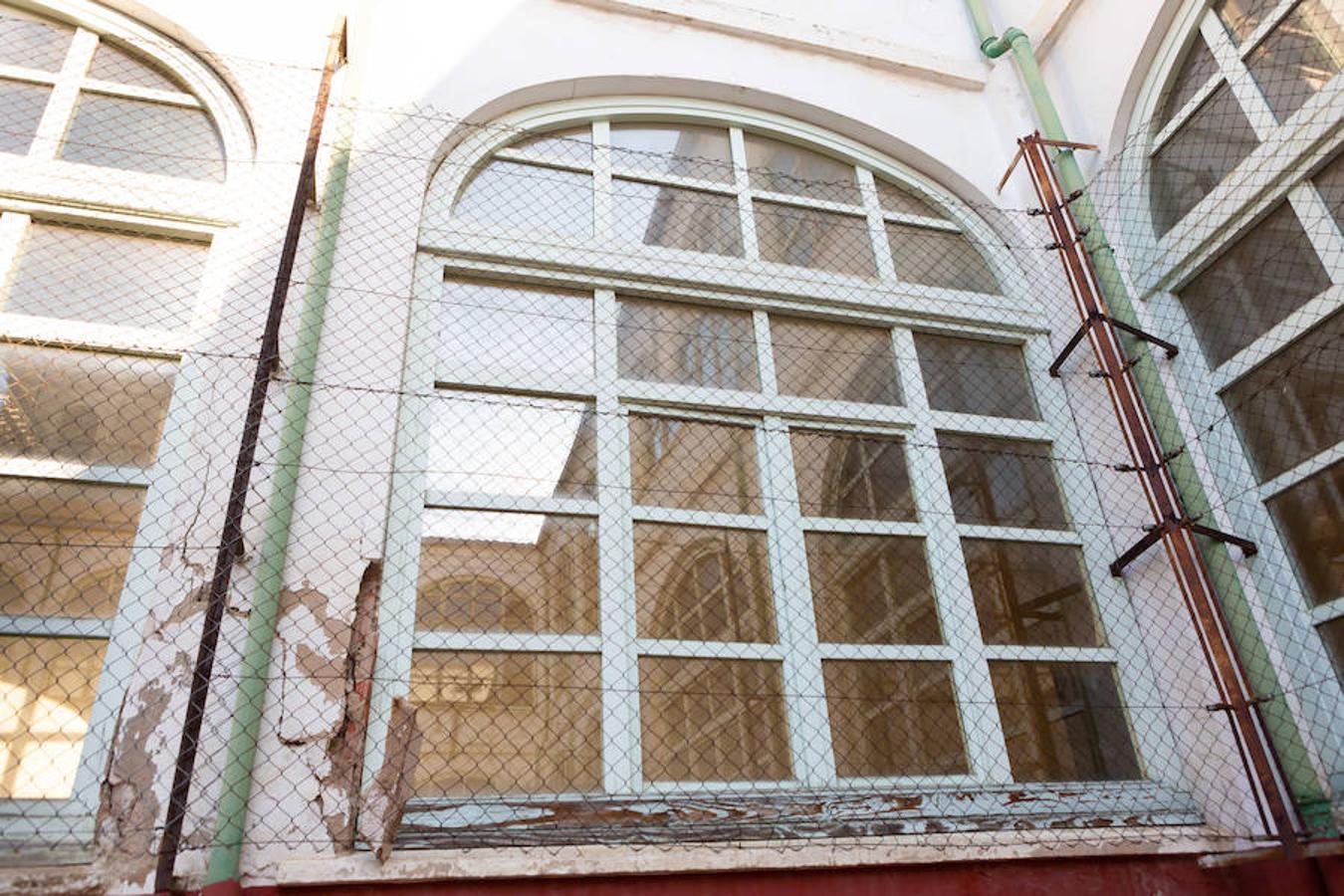 En plena conmemoración del centenario del instituto Sagasta, el emblemático edificio presnta un estado ruinoso después de su cierre y a la espera del inicio de las obras.