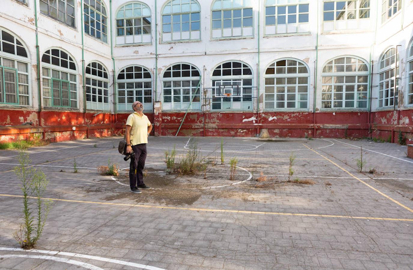 En plena conmemoración del centenario del instituto Sagasta, el emblemático edificio presnta un estado ruinoso después de su cierre y a la espera del inicio de las obras.