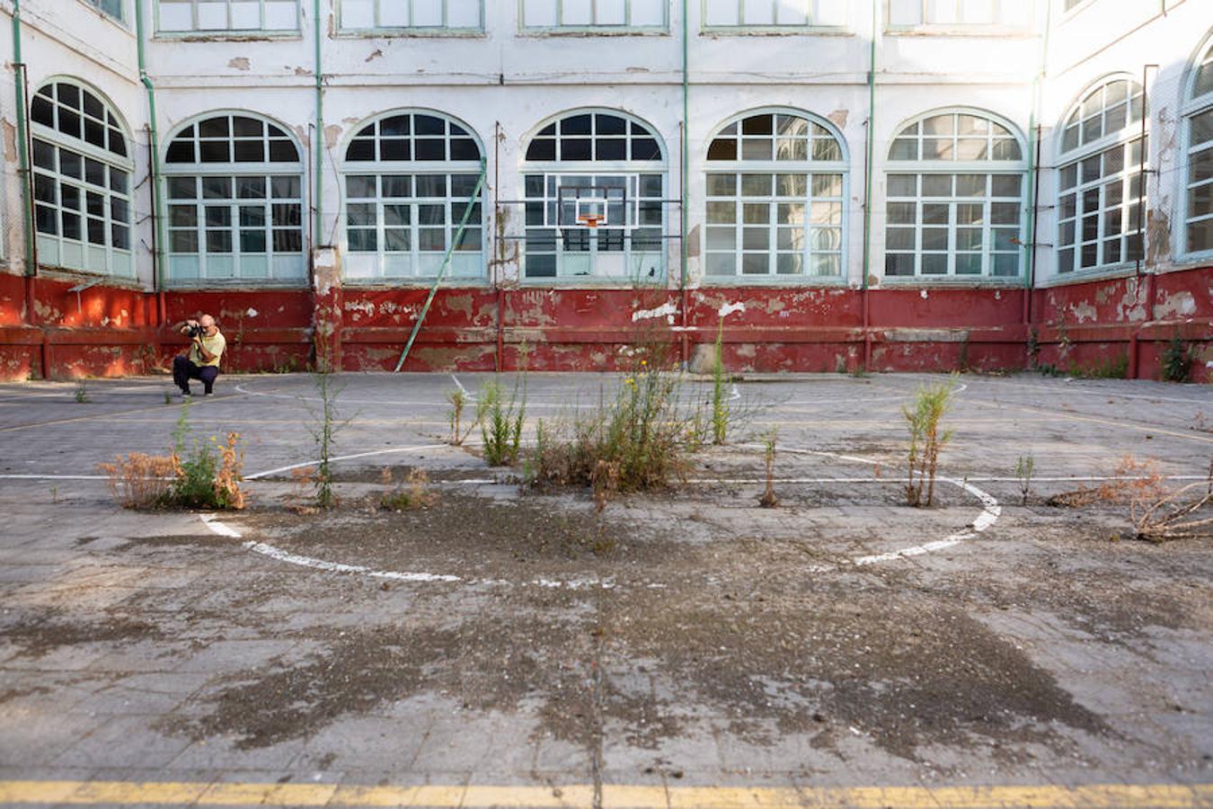 En plena conmemoración del centenario del instituto Sagasta, el emblemático edificio presnta un estado ruinoso después de su cierre y a la espera del inicio de las obras.