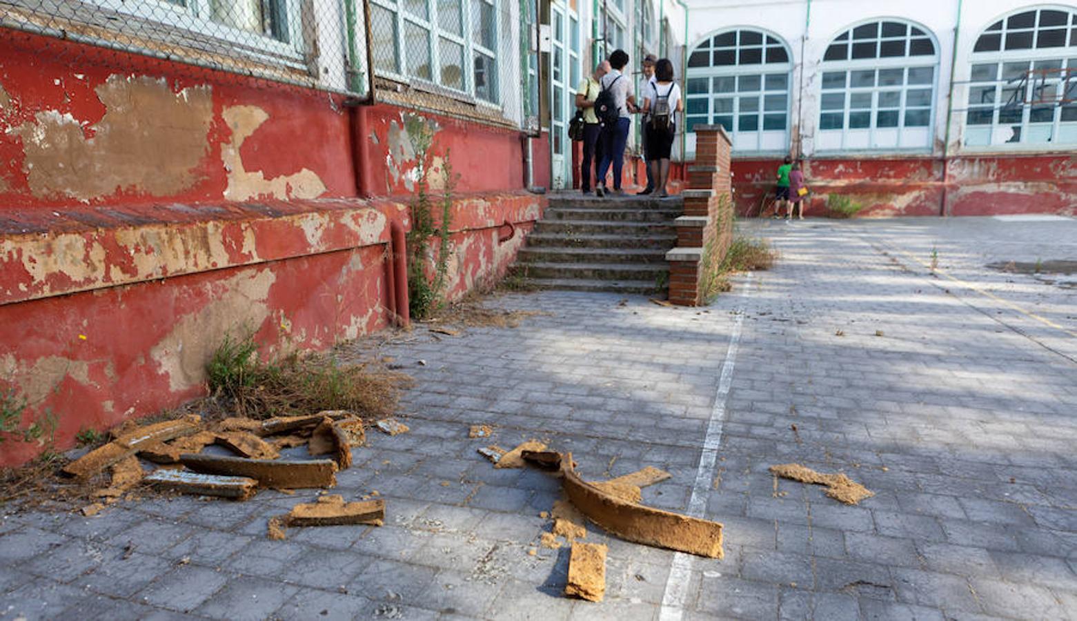 En plena conmemoración del centenario del instituto Sagasta, el emblemático edificio presnta un estado ruinoso después de su cierre y a la espera del inicio de las obras.