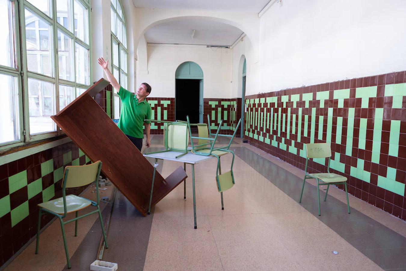 En plena conmemoración del centenario del instituto Sagasta, el emblemático edificio presnta un estado ruinoso después de su cierre y a la espera del inicio de las obras.