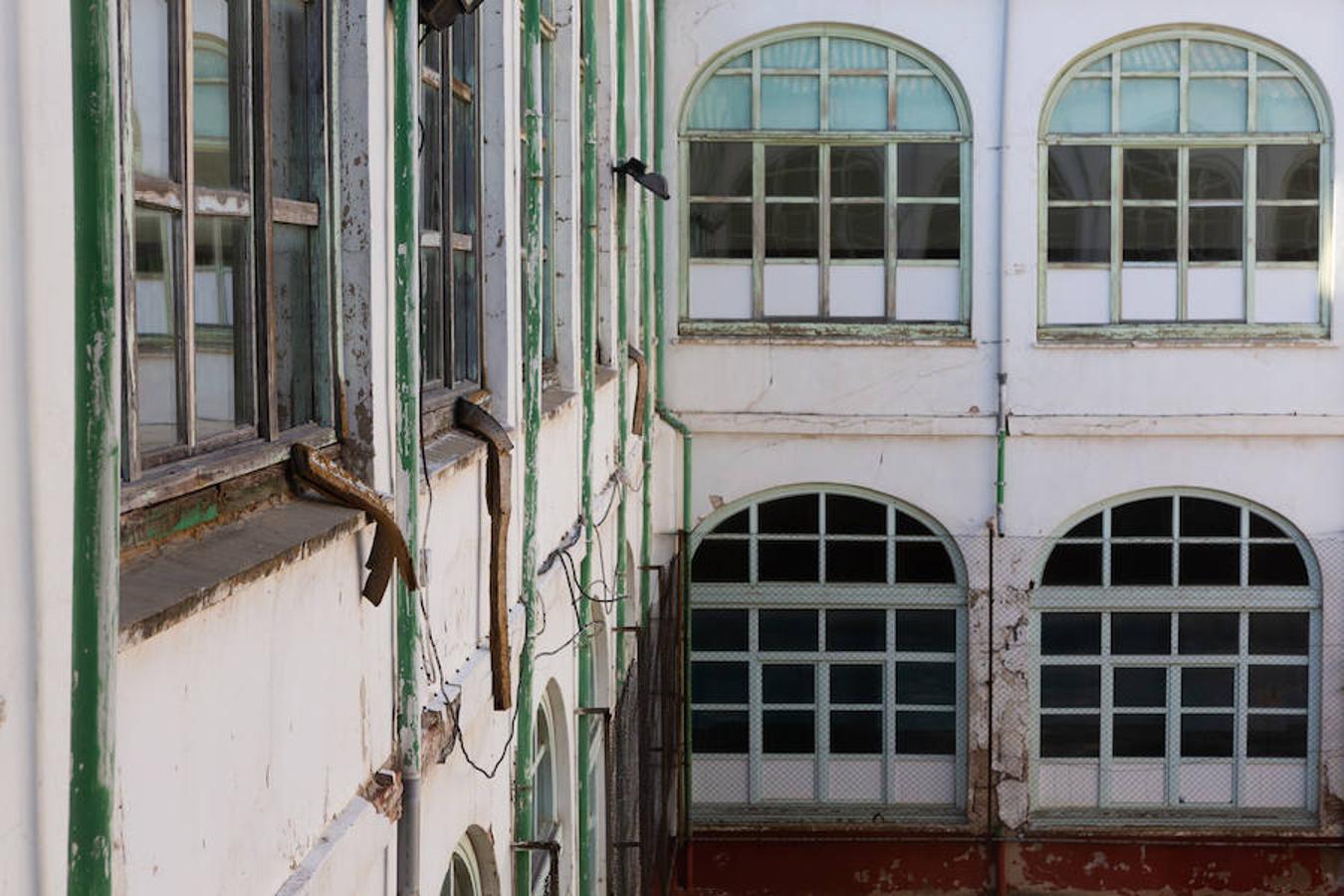 En plena conmemoración del centenario del instituto Sagasta, el emblemático edificio presnta un estado ruinoso después de su cierre y a la espera del inicio de las obras.