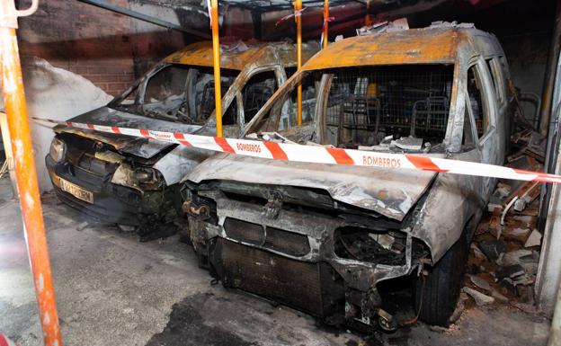 Furgonetas destruidas en el incendio del garaje de Doce Ligero, que tuvo que ser apuntalado 