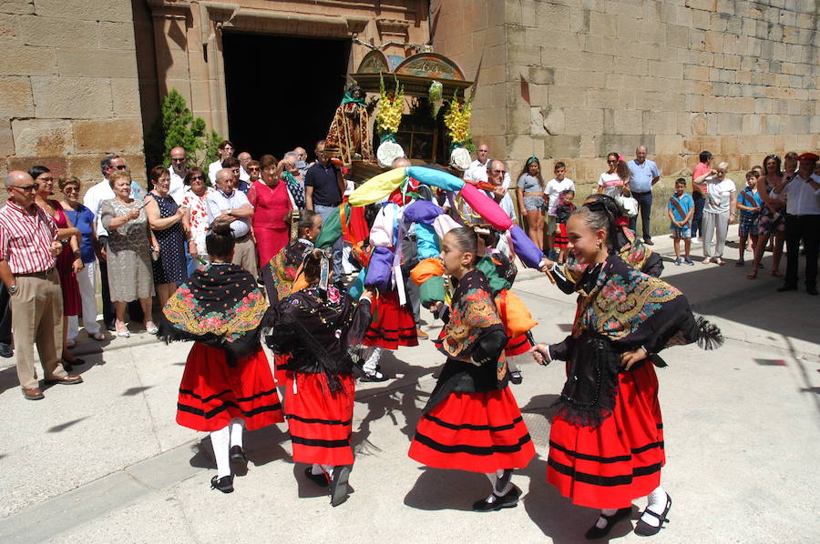 Los redaleños disfrutan de sus fiestas con danzas populares, música y procesiones 