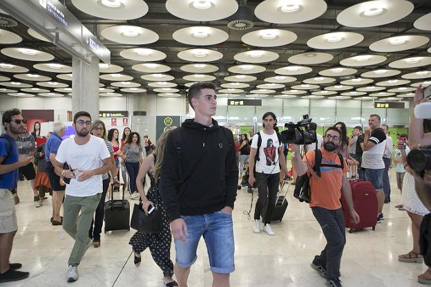 Kepa Arrizabalaga, a su llegada ayer al aeropuerto Adolfo Suárez Madrid-Barajas. :: Elvira Megías