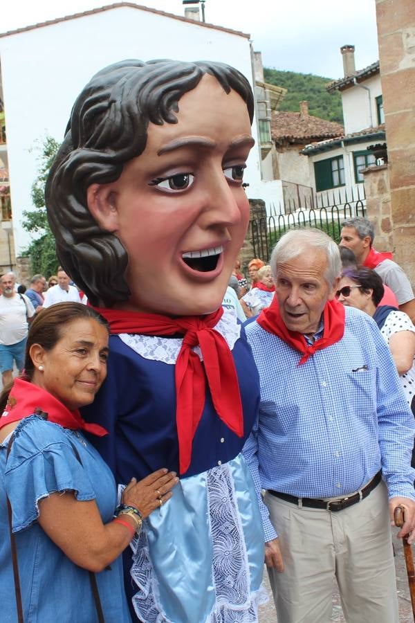 Los gigantes y cabezudos fueron el centro de la diversión, especialmente para los más jóvenes.