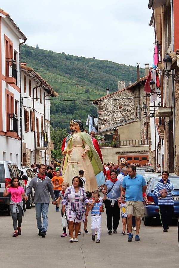 Los gigantes y cabezudos fueron el centro de la diversión, especialmente para los más jóvenes.