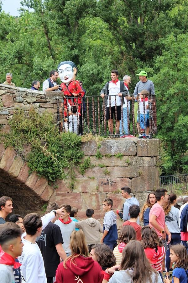 Los gigantes y cabezudos fueron el centro de la diversión, especialmente para los más jóvenes.