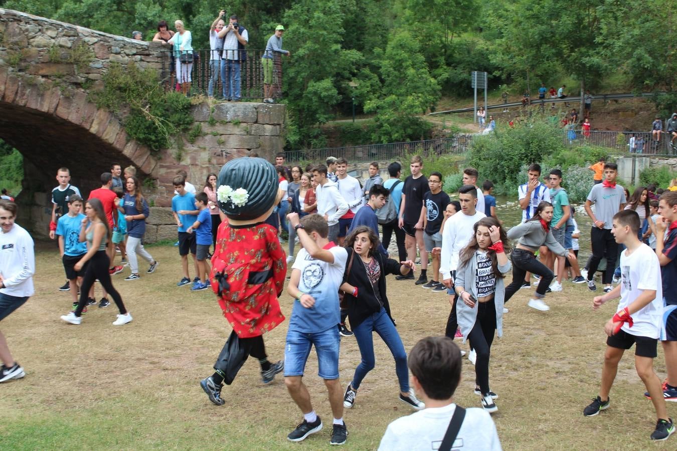 Los gigantes y cabezudos fueron el centro de la diversión, especialmente para los más jóvenes.