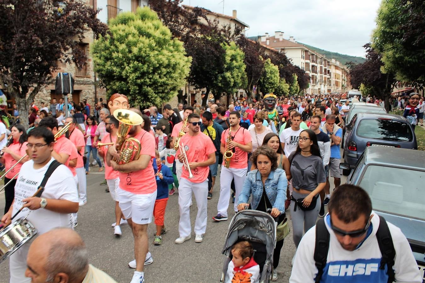 Los gigantes y cabezudos fueron el centro de la diversión, especialmente para los más jóvenes.