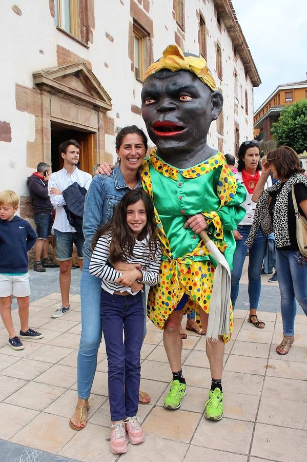 Los gigantes y cabezudos fueron el centro de la diversión, especialmente para los más jóvenes.