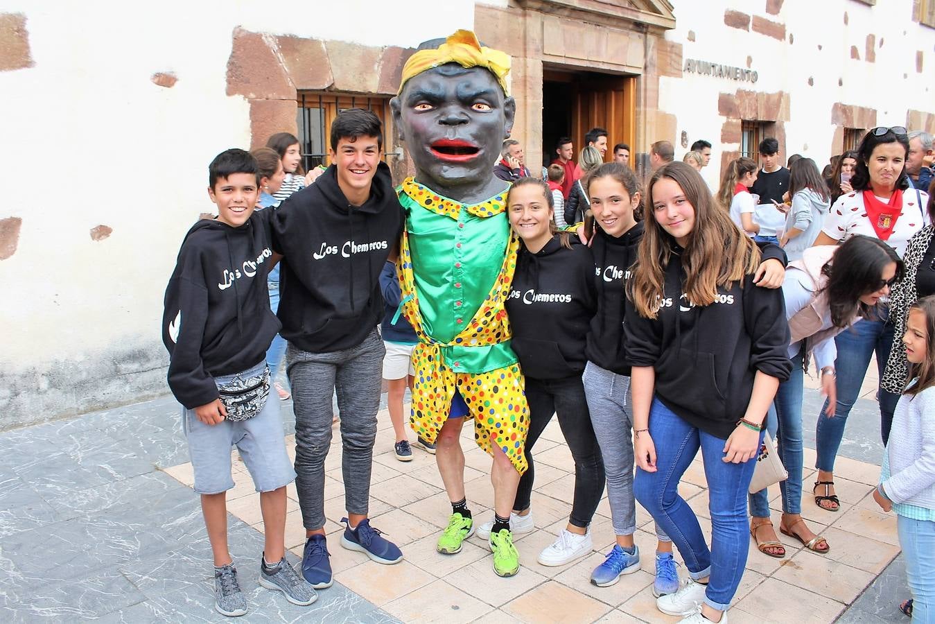 Los gigantes y cabezudos fueron el centro de la diversión, especialmente para los más jóvenes.