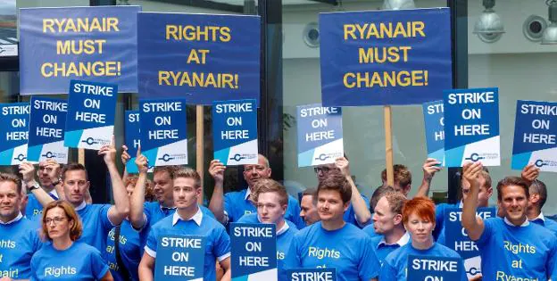 Decenas de pilotos de Ryanair protestaban ayer en el aeropuerto alemán de Francfort en su día de huelga. :: r. wittek / EFE