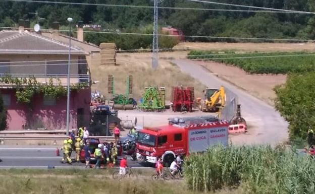 Los bomberos trabajan en el lugar del suceso.