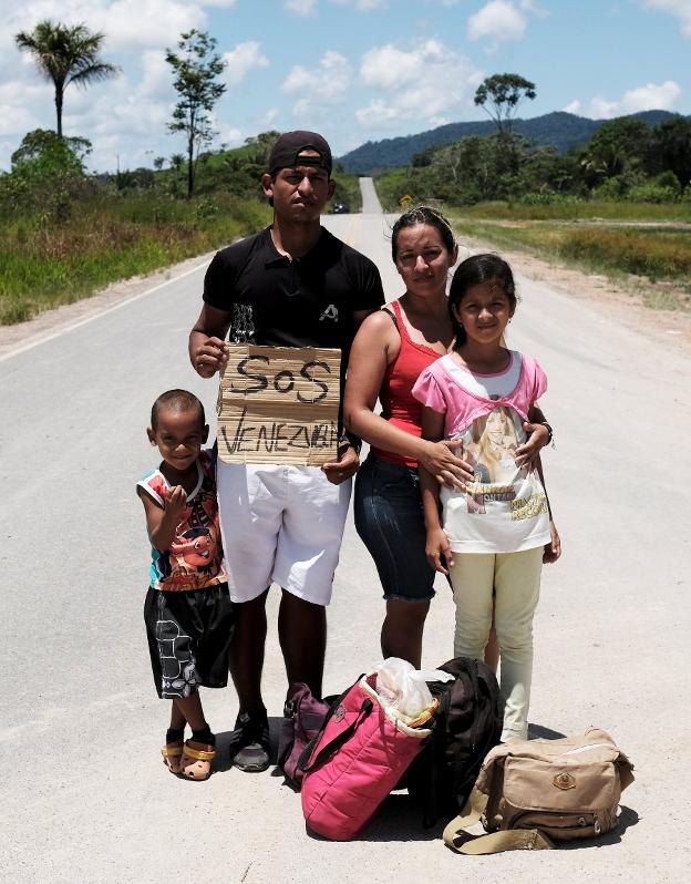 Una familia venezolana, camino de la ciudad brasileña de Boa Vista. :: nacho doce/ reuters