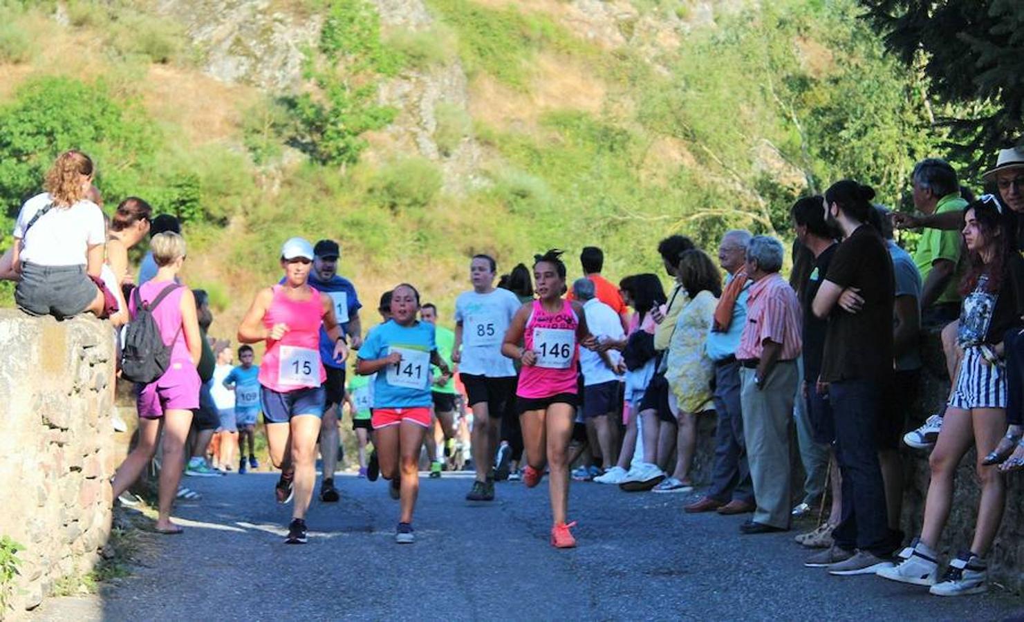 XVIII Carrera Puente a Puente 'Trofeo Violeta Villanueva' en la que han participado cientos de niños en una festiva Ezcaray. 