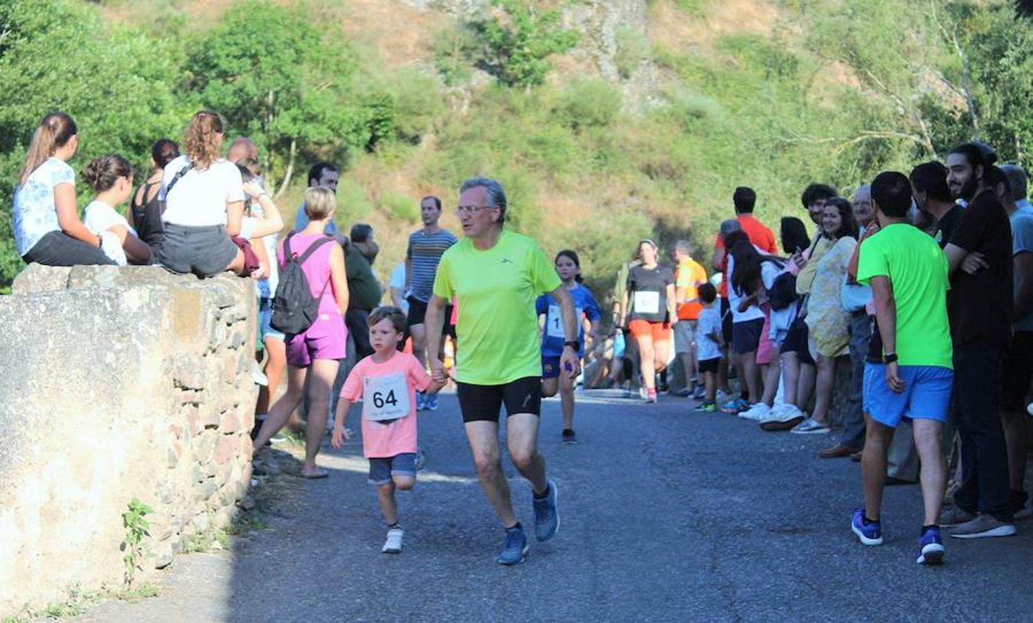 XVIII Carrera Puente a Puente 'Trofeo Violeta Villanueva' en la que han participado cientos de niños en una festiva Ezcaray. 