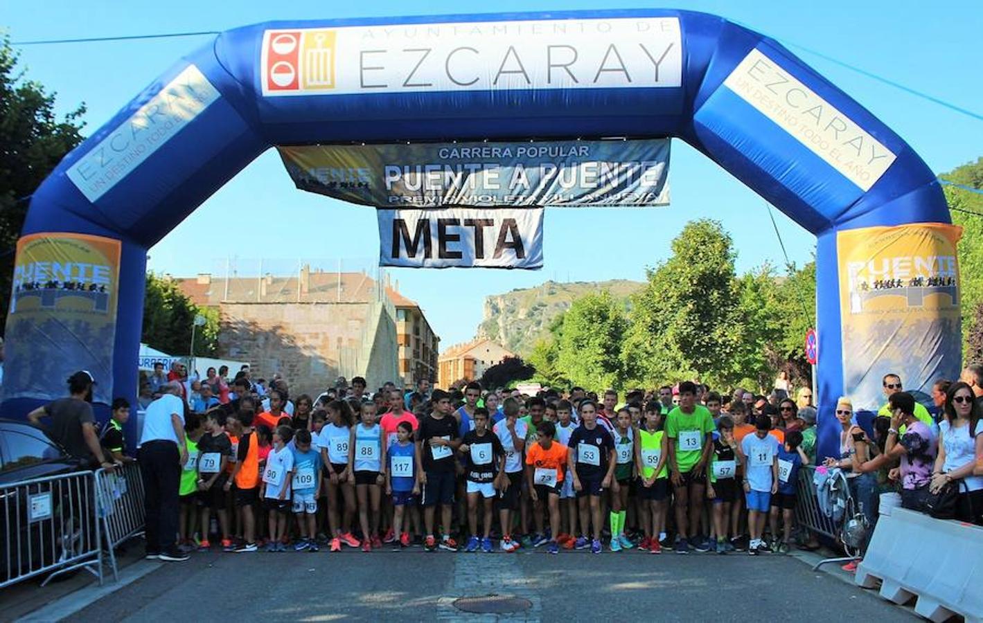 XVIII Carrera Puente a Puente 'Trofeo Violeta Villanueva' en la que han participado cientos de niños en una festiva Ezcaray. 