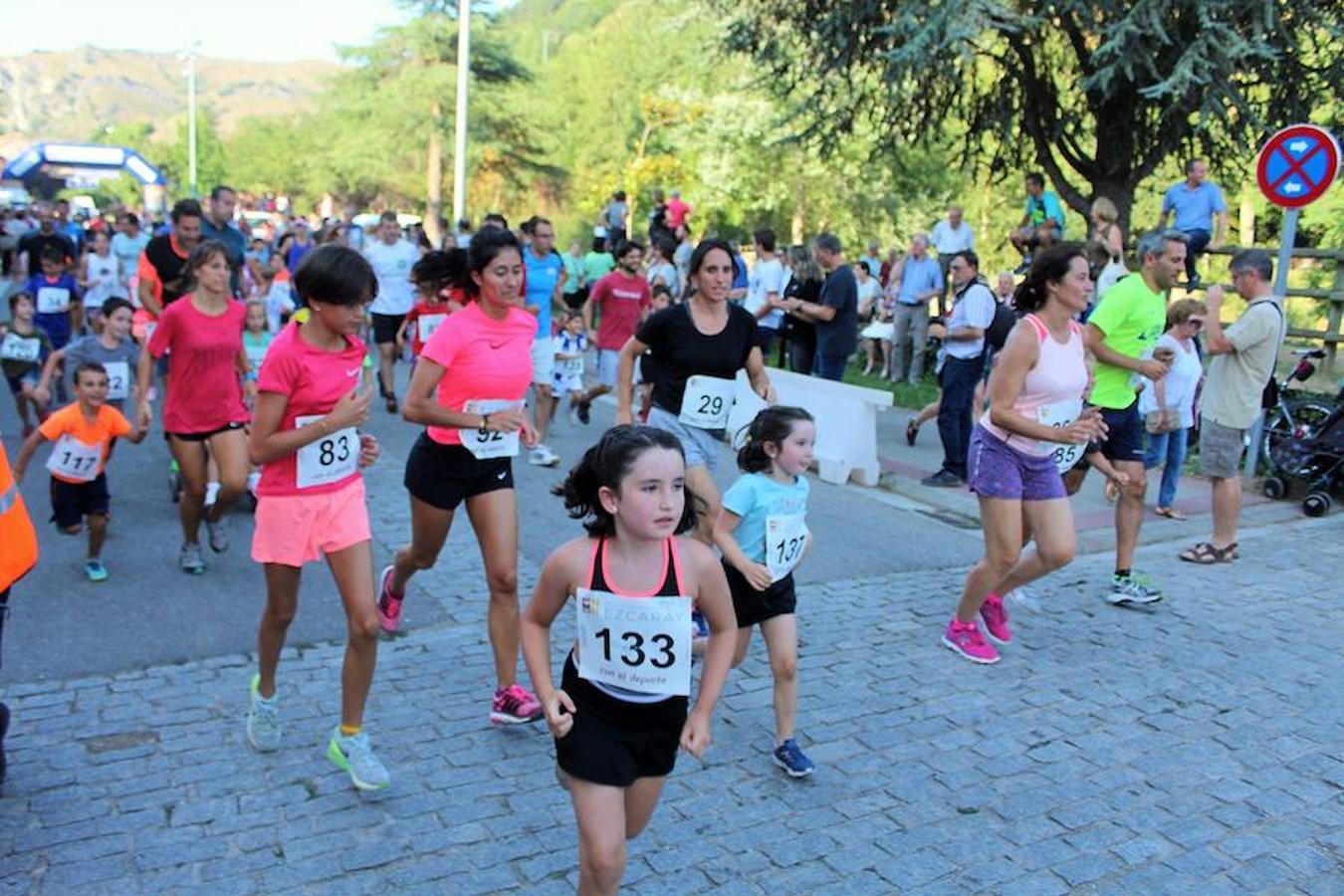 XVIII Carrera Puente a Puente 'Trofeo Violeta Villanueva' en la que han participado cientos de niños en una festiva Ezcaray. 