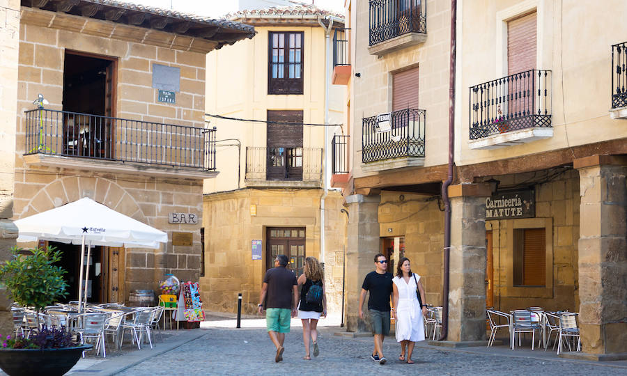 Tonos tierra cálidos, vaporosos y sensibles al paso del tiempo. Briones está en la lista de los pueblos más bellos de España. Disfruta de un paseo por tan bien merecido galardón.